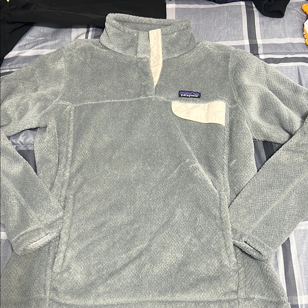 Women’s Patagonia Light Gray Fleece Pullover!